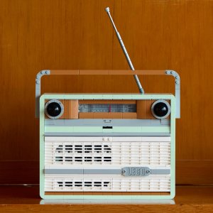 LEGO Icons Radio w stylu retro (10334) 7