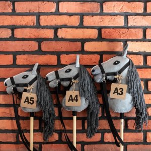 Froster Hobby Horse Skippi - koń na kiju - Szary A4 - prezent dla dziecka 5