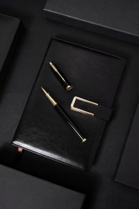 Peterson Elegancki zestaw prezentowy: czarny notes A5 i długopis z czarnym wkładem - Peterson NoSize 1