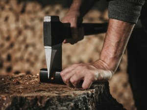 Fiskars  Siekiera X14 z ostrzałką 12