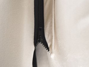 Beliani Łóżko z pojemnikiem welurowe 180 x 200 cm beżowe BATILLY 9