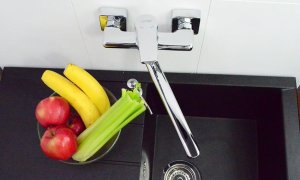 Bateria kuchenna Sotbe SOTBE VORMA Bateria kuchenna ścienna kwadratowa Ruchoma wylewka 30 cm 2