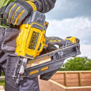 Zszywacz Dewalt  Gwoździarka do konstrukcji drewnianych XR 18V (DCN930N) 6