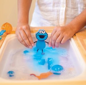 Glo Pals , Postać do kąpieli Ciasteczkowy Potwór - zestaw z dwiema kostkami sensorycznymi świecącymi w wodzie 5