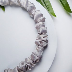 Yeye Satynowa opaska do włosów marszczonaYeye Ecru 13