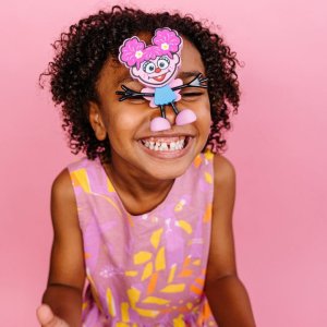 Glo Pals Glo Pals, Postać do kąpieli Abby - zestaw z dwiema kostkami sensorycznymi świecącymi w wodzie 4