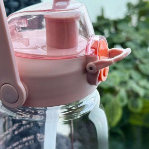 4kom.pl Butelka bidon ze słomką na wodę do picia 1,5l motywacyjna z przypomnieniem z miarką motywacyjną z uchwytem Różowa + Szczotka do mycia 13