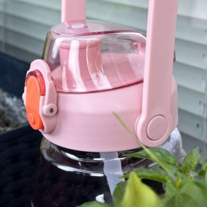 4kom.pl Butelka bidon ze słomką na wodę do picia 1,5l motywacyjna z przypomnieniem z miarką motywacyjną z uchwytem Różowa + Szczotka do mycia 14