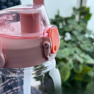 4kom.pl Butelka bidon ze słomką na wodę do picia 1,5l motywacyjna z przypomnieniem z miarką motywacyjną z uchwytem Różowa + Szczotka do mycia 15