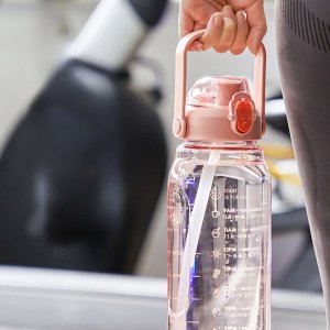 4kom.pl Butelka bidon ze słomką na wodę do picia 1,5l motywacyjna z przypomnieniem z miarką motywacyjną z uchwytem Różowa + Szczotka do mycia 3