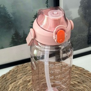 4kom.pl Butelka bidon ze słomką na wodę do picia 1,5l motywacyjna z przypomnieniem z miarką motywacyjną z uchwytem Różowa + Szczotka do mycia 9