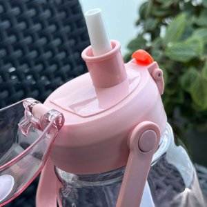 4kom.pl Butelka bidon ze słomką na wodę do picia 1,5l motywacyjna z przypomnieniem z miarką motywacyjną z uchwytem Różowa + Szczotka do mycia 10