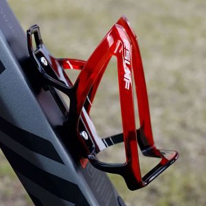 4kom.pl Koszyk na bidon napój butelkę wodę uchwyt rowerowy do roweru bidonu uniwersalny z miejscem na Airtag Czarno-czerwony 10