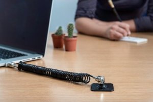 Linka zabezpieczająca Maclocks Compulocks Dual Head Coiled Cable Keyed Lock - Black 7