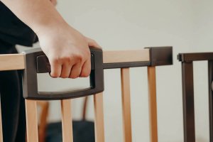 Geuther Bramka barierka rozporowa zabezpieczająca 128,5-136,5cm drzwi GEUTHER 8