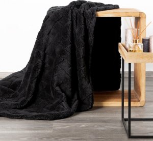 Design 91 Koc mikroflano z tłoczeniem w formie jodełki CARO 70X160 czarny 2