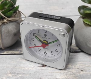 Perfect Budzik Perfect BB05508 srebrny mały 5,7 cm podświetlenie drzemka . 2