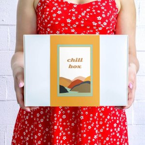 Cup&You Big Chill Box - bogaty zestaw herbat, uroczy kubek oraz świece sojowe to idealna kompozycja prezentowa, która wprowadzi każdego w błogi stan odprężenia, idealny upominek do chillowania 15