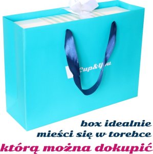 Cup&You Big Box Tea gift set - bogaty zestaw herbat sypanych. Świeca sojowa oraz kubki z zaparzaczem i pokrywką to idealna kompozycja prezentowa, która zaskoczy i sprawi radość osobie obdarowanej 4