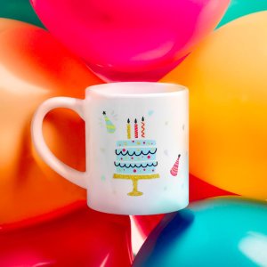 Cup&You Urodzinowy kubek - niebanalny prezent dla solenizanta, wykonany z ceramiki, posiada kolorowy nadruk z urodzinowym motywem 3