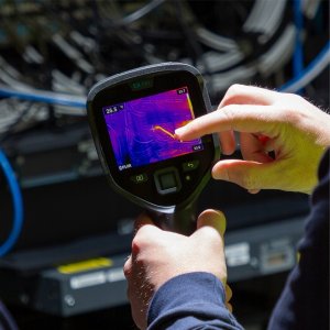 FLIR E8 Pro - Profesjonalna kamera termowizyjna z Wi-Fi, wysokiej rozdzielczości kamera na podczerwień z FLIR Ignite Cloud 4