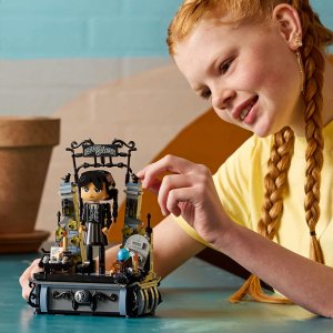 LEGO Wedensday Figurka Wednesday Addams (76780) 2