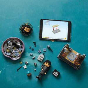 LEGO Wedensday Figurka Wednesday Addams (76780) 3