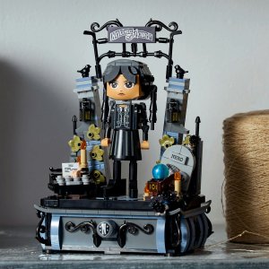 LEGO Wedensday Figurka Wednesday Addams (76780) 4