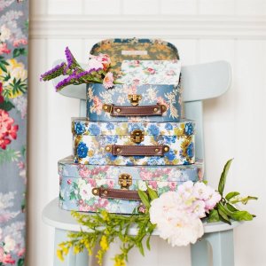 NIEBIESKIE KWIATY VINTAGE -Dekoracyjne walizeczki dziecięce 3 szt. Sass&Belle 7