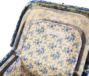 Sass & Belle KWIATY BIAŁO-NIEBIESKIE -Dekoracyjne walizeczki dziecięce 3 szt. Sass&Belle 5