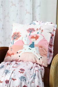 Poduszka dekoracyjna do pokoju dziecka CYRIELLE, różowa, 40 x 40 cm 2