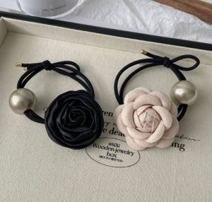 Zestaw frotek gumek z różą i perłą 2w1 na plakietce GUM164 4