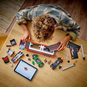 City Formula 1 F1® Ciężarówka z bolidami RB20 i AMR24 F1® (60445) 3