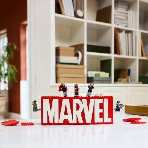 Marvel Logo MARVEL z minifigurkami  (76313) 3