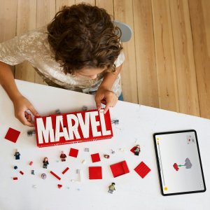 Marvel Logo MARVEL z minifigurkami  (76313) 2