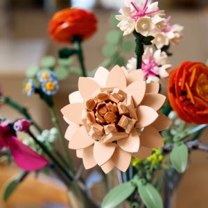 LEGO Botanicals Piękny bukiet różowych kwiatów (10342) 5