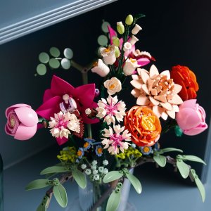 LEGO Botanicals Piękny bukiet różowych kwiatów (10342) 7