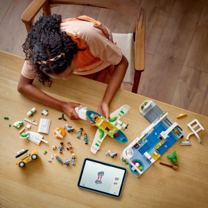 LEGO Friends Samolot i lotnisko w mieście Heartlake (42656) 10