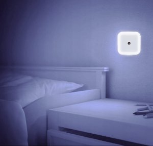 Kontaktowa lampka nocna LED 6,5x6,5cm 220V z czujnikiem zmierzchu 10