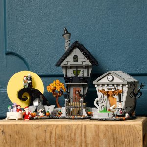 LEGO Ideas Disney: Miasteczko Halloween Tima Burtona (21351) 3
