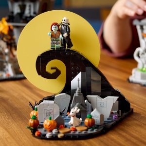 LEGO Ideas Disney: Miasteczko Halloween Tima Burtona (21351) 6