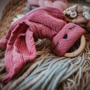 Hi Little One - Przytulanka dou dou z gryzakiem SLEEPY BUNNY z organicznej BIO bawełny Baby Pink Dark 1