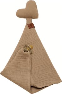Hi Little One pieluszka, przytulanka doudou z zawieszką na smoczek BIO muślin HEART Beige 1