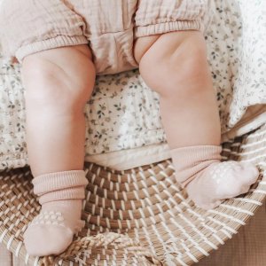 GoBabyGo antypoślizgowe skarpetki do nauki chodzenia BAMBOO Soft Pink 6 m+ 3