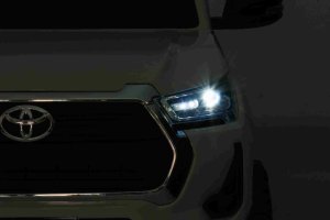 Toyota Hilux na akumulator dla dzieci Biały + Napęd 4x4 + Pilot + 2 bagażniki + Radio MP3 + LED 1