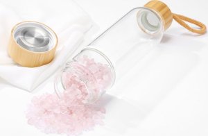 Butelka szklana z kamieniami kwarcu różowego YEYE 6