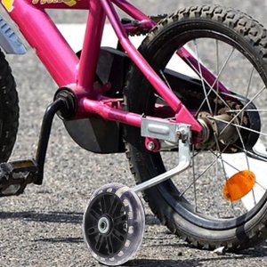Korbi KÓŁKA PODPOROWE BOCZNE DO ROWERU 12-20" LED ŚWIECĄCE KOLOROWE UNIWERSALNE 3