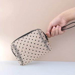eCarla Kosmetyczka damska transparentna czarne serca 12cm x 18cm KS126 3