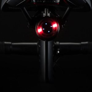 Lampka rowerowa tylna Q1 7 kolorów LED Strobe + kabel USB-C - USB-A - czarna Lampka rowerowa tylna Q1 7 kolorów LED Strobe + kabel USB-C - USB-A - czarna 4