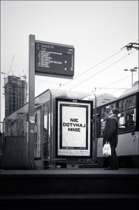 Nie dotykaj mnie - plakat premium 61x91,5 cm 1
